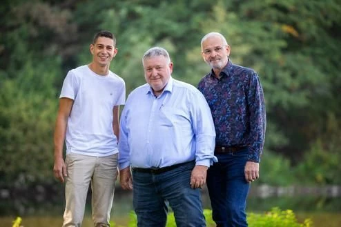Drei Männer im Freien am Seeufer, Familienfoto im Grünen, Porträtgruppe